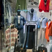 فروشنده ماهر آقا مسلط به فروش پوشاک زنانه