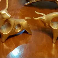 گلدان چینی و مجسمه بوفالوطلایی