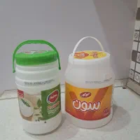 تعداد زیادی ظرف ماست و شیشه