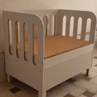 تخت نوزاد کنار مادر