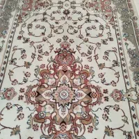فرش تمیز و سالم دو طرف ریشه داره