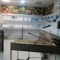 دکوراسیون مغازه میوه فروشی با آینه ومیز