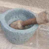 هاون سنگی با دسته چوبی|کلکسیون اشیاء عتیقه|قائن, |دیوار