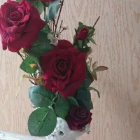 گل مصنوعی به همراه گلدان