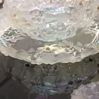 مقداری کریستال نو‌تمیز فقط تو ویترین بوده .فروشی