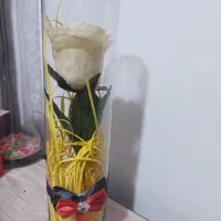 گل مصنوعی و گلدان شیشه