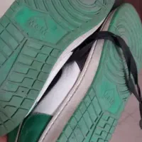 تعدادی کفش و کیف