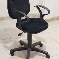 صندلی اداری و کامپیوتر