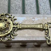 تعدادی مجسمه و دیوارکوب و جاکلیدی برنجی