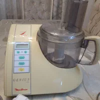 غذا ساز جنیوس همراه با رنده تخمیر گیر کار کرده