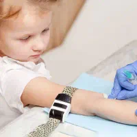 بهیار با سابقه و مسلط به تزریق سرم در کودکان