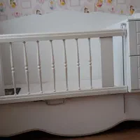تخت نوزاد + تشک مخصوص نوزاد + لحاف و پرده کیتی.|تخت و صندلی بچه|کرج, باغستان|دیوار