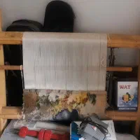 دار قالی نیمه بافته شده به همراه کیسه ی نخ