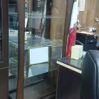 یک عدد ویترین بزرگ سه طرف شیشه خور