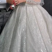 لباس عروس  تور، تاج، شنل،دارد