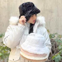 کلاه خز گرد داخل کاپشنی