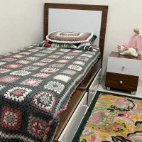 تخت یک نفره همراه با پاتختی و تشک سالم