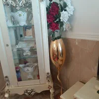 بوفه و گل و گلدان