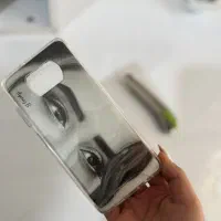 چشمها پشت قاب گوشی