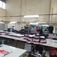 کارگر ساده وردست برشکار  وسط کار  بسته بند نیازمند