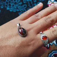 پلاک نقره انگشتر نقره و مهره های قدیمی