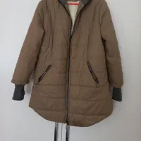 تعدادی پالتو و بارونی و لباس زنانه