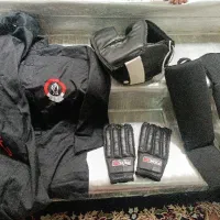 دستکش، کلاه و ساق پا و یک دست لباس کنگفو توآ ورزشی