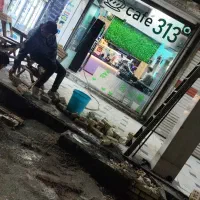 باریستا صبحانه زن