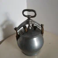 چندین زودپز  و اجاق گاز تک شعله