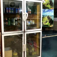 یک یخچال ایستاده و یک یخچال صندوقی سالم بشرط