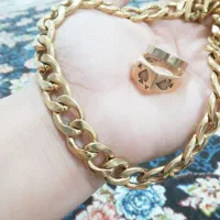 یک گردن بند ودو انگشتر