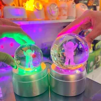گوی کریستال پایه نقره ای و پایه طلایی در شهر ریسه|چراغ خواب و آباژور|شیراز, فخرآباد|دیوار