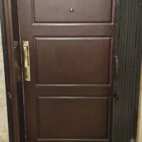 درب ورودی چوبی سالم با چارچوب، قفل و یراق کامل