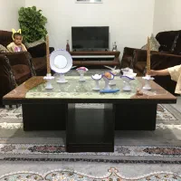 یه عدد میز با ۴عددگل میزویک مبل سلطنتی