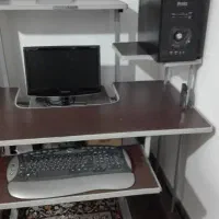 یک دستگاه کامپیوتر کم کار به همراه میز