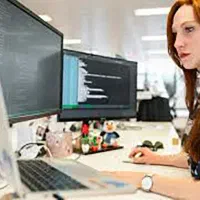 کارمند مسلط به کامپیوتر و اینترنت