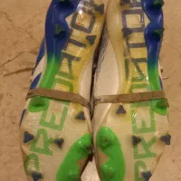 یک جفت کفش فوتبال استوک درشت|کیف، کفش، کمربند|بابل, |دیوار