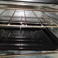یک توستر مدل 1500وات سالم فقط شیشه دربش ندارد
