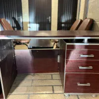 میز سه کشو سالم و تمیز برای املاک و دفتر و غیره