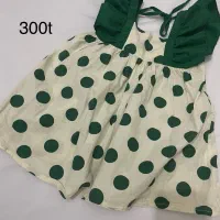 لباس بچگانه‌|کفش و لباس بچه|میانه, |دیوار