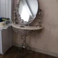 آیینه و شمعدان با میز