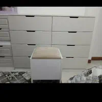 یه دلاور یدونه صندلی بدونه آیینه و یدونه آیینه قدی