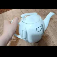 یک عدد قوری چینی بزرگ