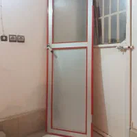یک عدد درب بدون چهارچوب آلمینیوم
