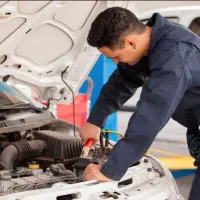 مکانیک برق کار تعمیرکار سیار با دستگاه دیاگ منصف