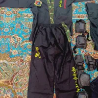 لباس رزمی با مچ بند و زانو بند