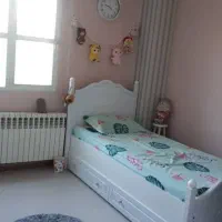 تخت و میز تحریر و صندلی