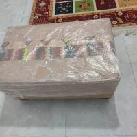 میز وسطی جلو مبلی راحتی و اسپرت