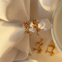 گوشواره ژوپینگ هم وزن طلاطرح رز ضدحساسیت رنگ ثابت