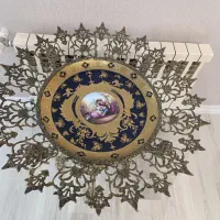 میز ( میوه خوری )کنار سالنی برنز پایه‌دار